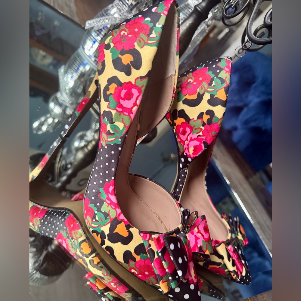 Betsey Johnson Black Polka Dot Floral Bow Pointed Pumps - Picture 2 of 9